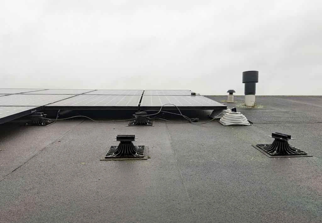 Hier zijn twee panelen losgetrokken door de wind en weggewaaid
