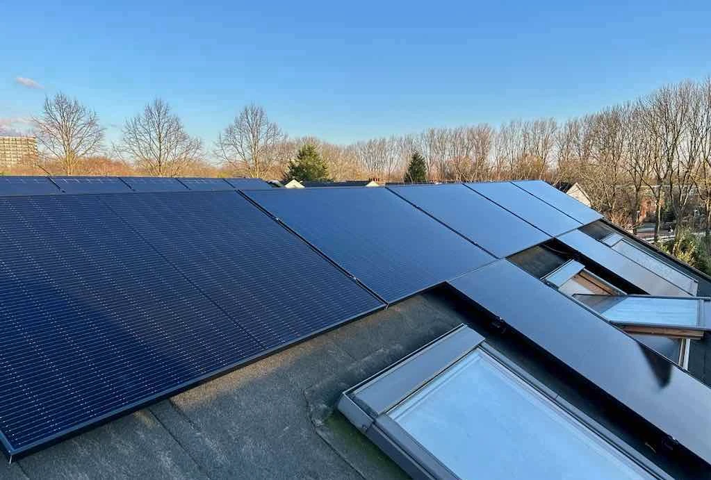 zonnepanelen op schuin dak met blauwe lucht in januari 2024