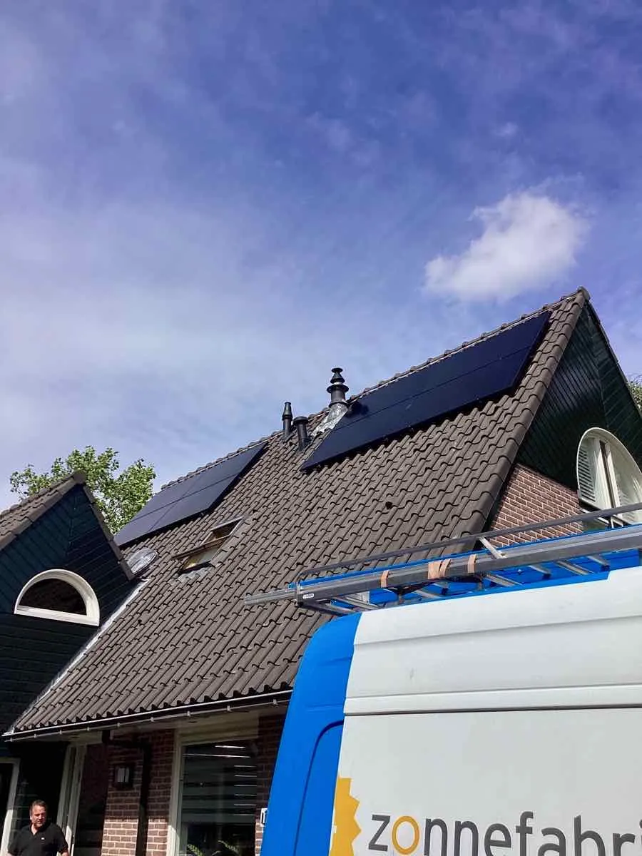 Schuin dak met panelen in juni 2023