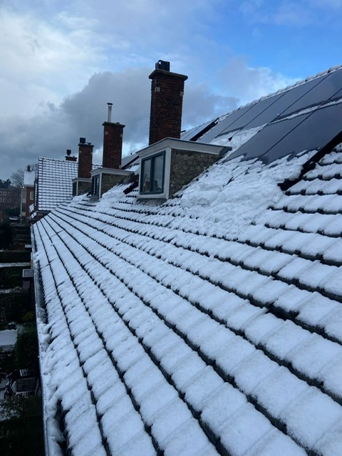 Sneeuw op het dak in januari 2026