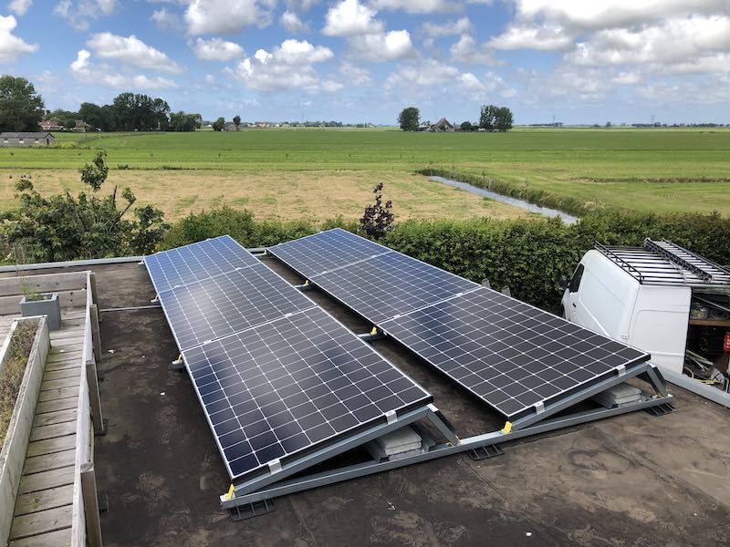 SunPower panelen op een plat dak