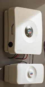 De Sunny Boy Smart Energy met daaronder de 'Back-Up Box' die pas later in 2024 op de markt zal zijn