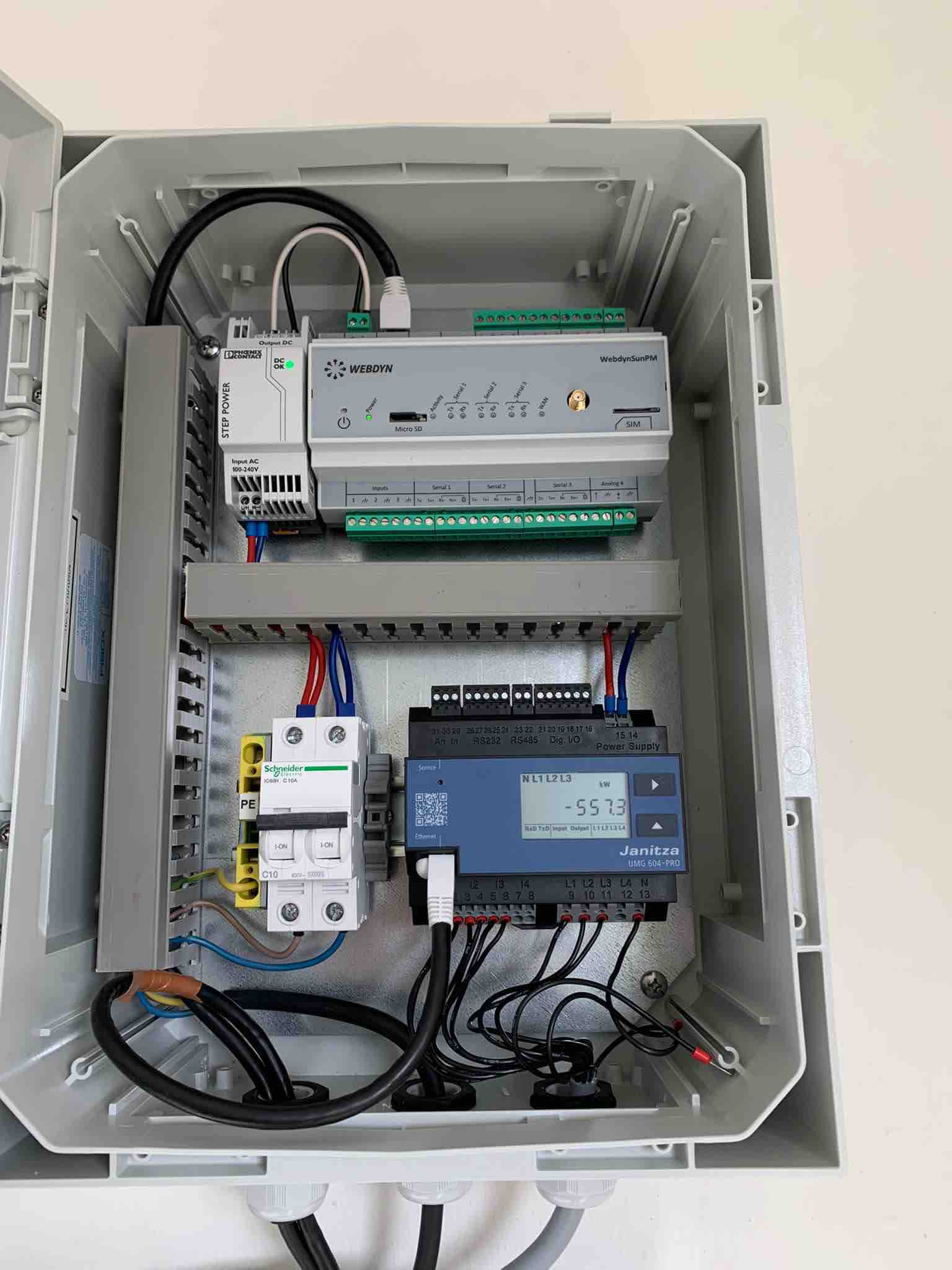 De regelaar zorgt ervoor dat het totale vermogen nooit te hoog wordt voor de aansluiting door de zonnepanelen 'af te knijpen' indien nodig