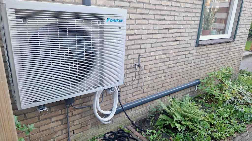 Buiten-unit van de warmtepomp bij Daniël thuis