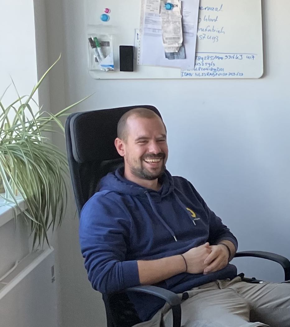 Installateur Daniël op kantoor in Dordrecht