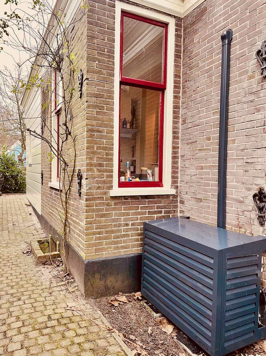 De buiten-unit van de luchtwarmtepomp