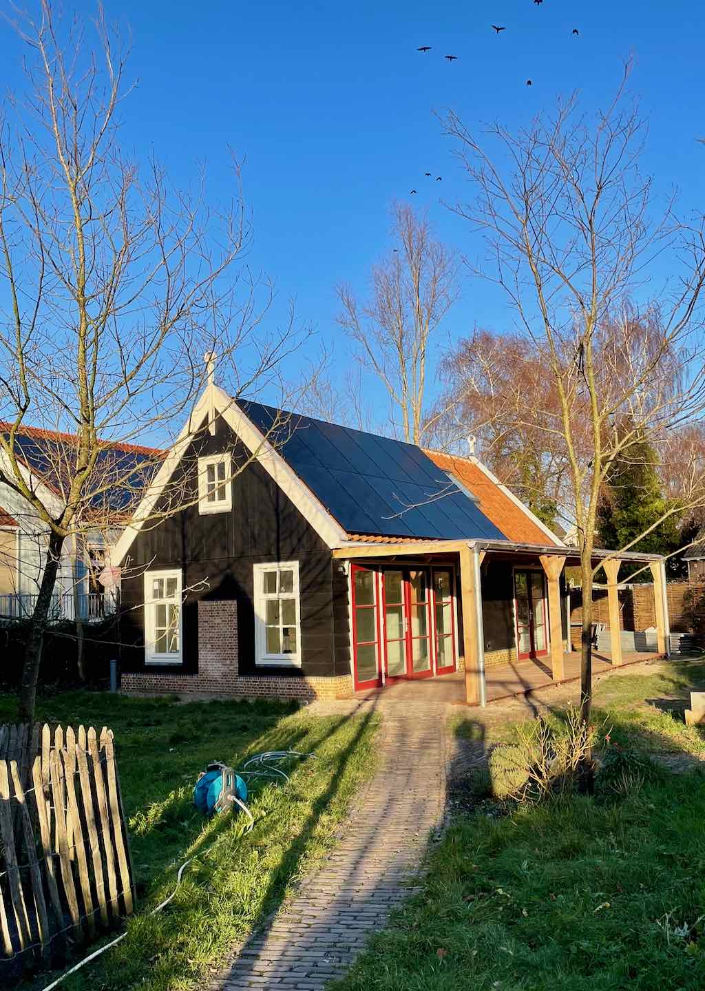 Zonnepanelen op de schuur achter het huis van David