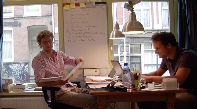 hard aan het brainstormen in de studentenkamer